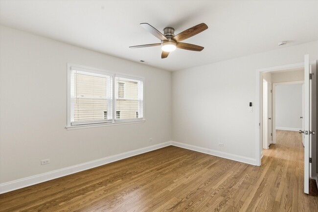 Building Photo - 5915 N Milwaukee Ave