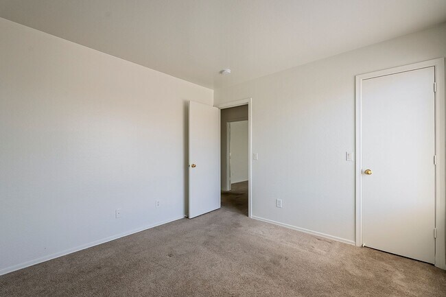 Building Photo - 4 Bedroom home for rent