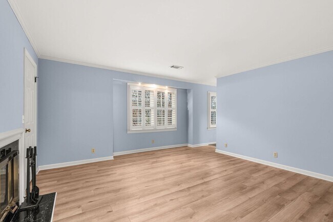 Building Photo - Townhome LOCATION!