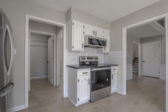 Building Photo - 1008 NW Roanoke Dr