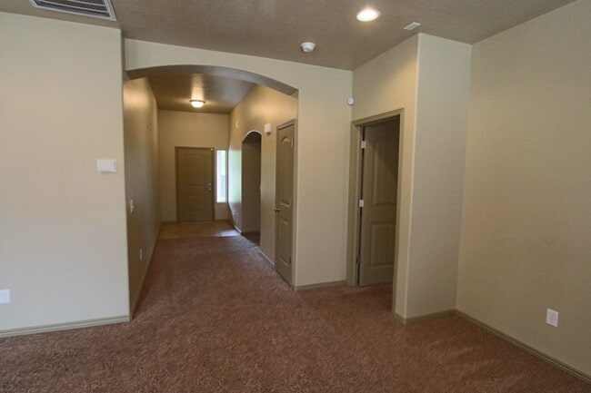 Building Photo - 4 Bedroom 2 Car Garage W/Solar (Save $$$)