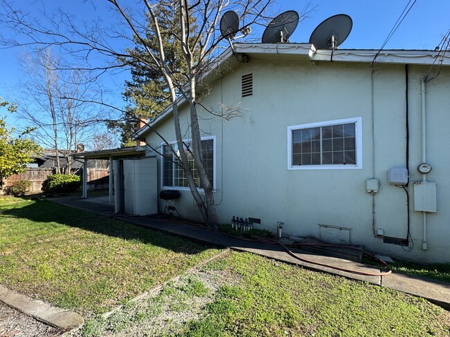 Building Photo - Three Bed, Two Bath Home in Stockton's Lin...