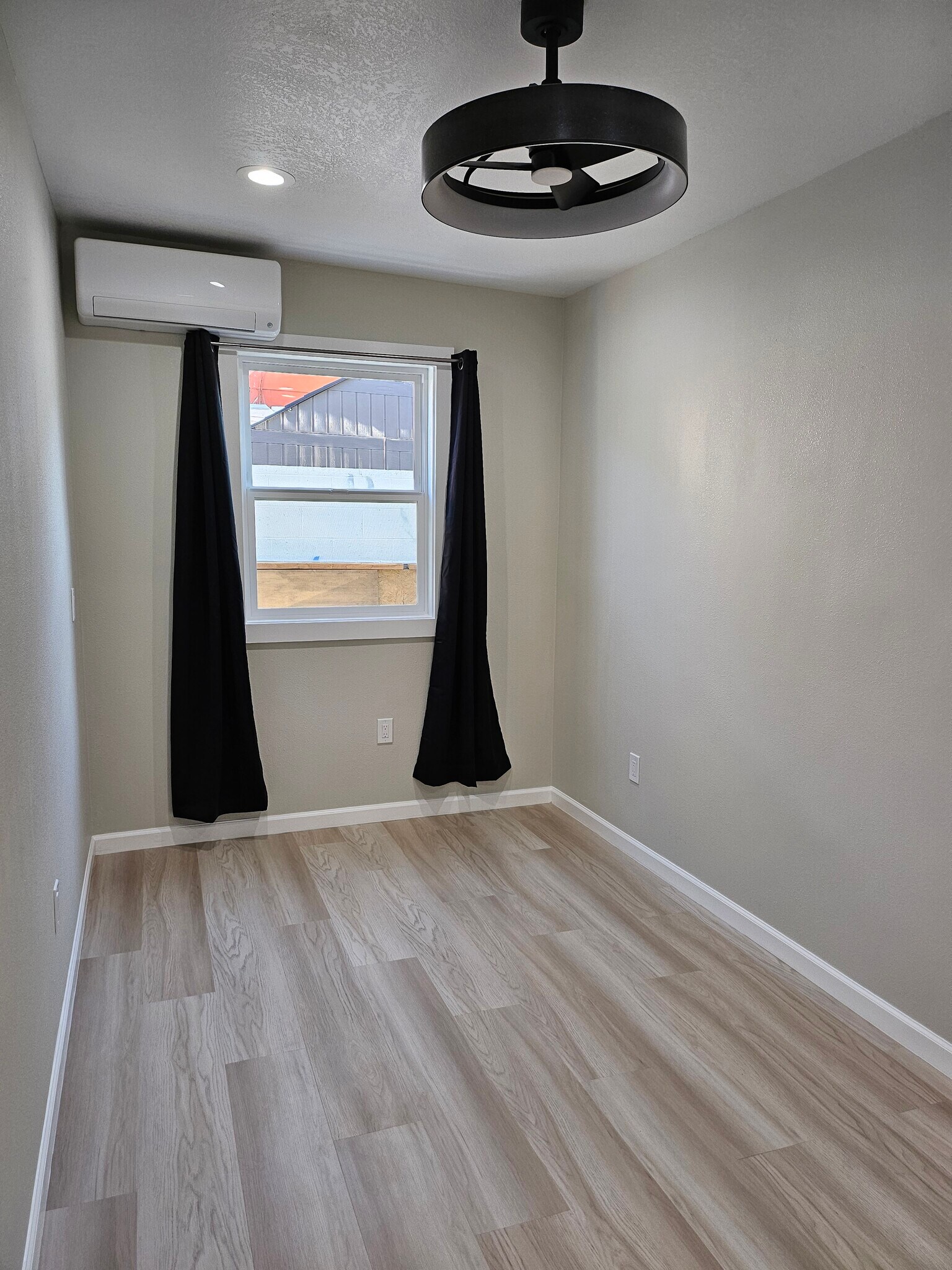 Building Photo - 1175 N Normandie Ave
