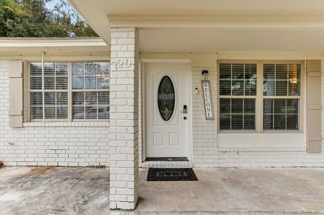 Building Photo - 4 Bedroom, 2 Bath Brick Home in Savannah
