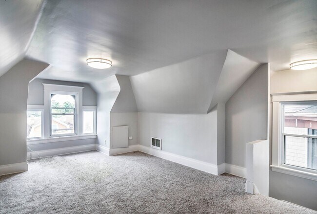 Building Photo - Stunning 4 bedroom home in Beechview available August 1!