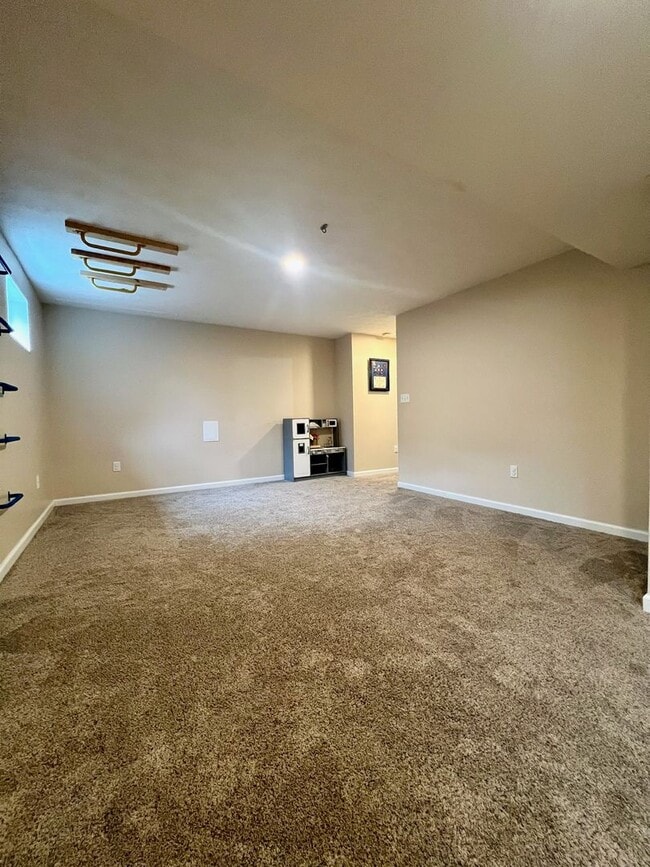 Building Photo - Beautiful 4 Bedroom Home in a Cul-De-Sac