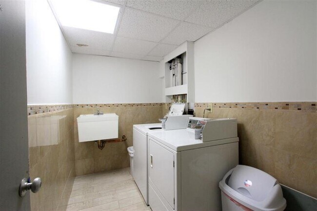 Building Photo - 524 Putnam Ave