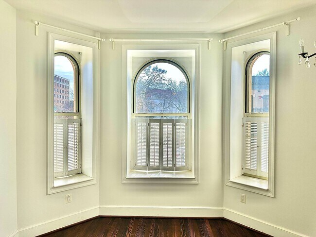 Building Photo - Beautiful Balfour Historic 1 Bedroom Condo 16th & U Street