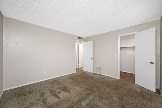 Building Photo - Spacious 1 Bed-1Bath apartment in the hear...
