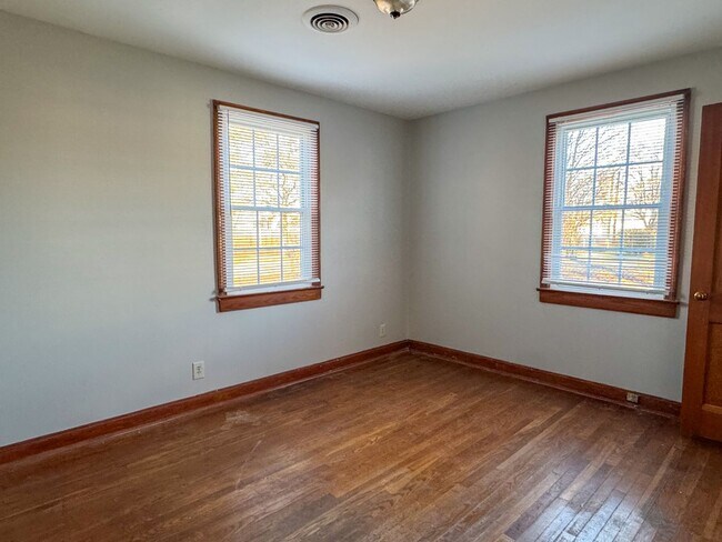 Building Photo - 305 Stonewall Ave