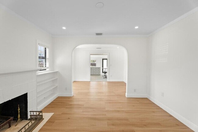 Building Photo - 517 55th St