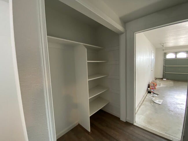 Building Photo - Recently-remodeled 3 bed 2 bath