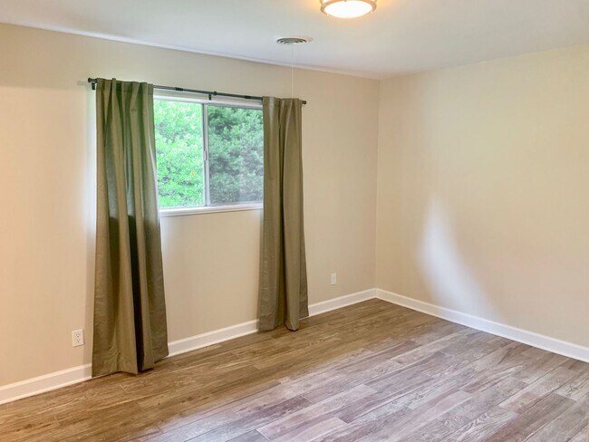 Building Photo - For Rent - 3 Bedroom 1.5 Bath in Valley View!