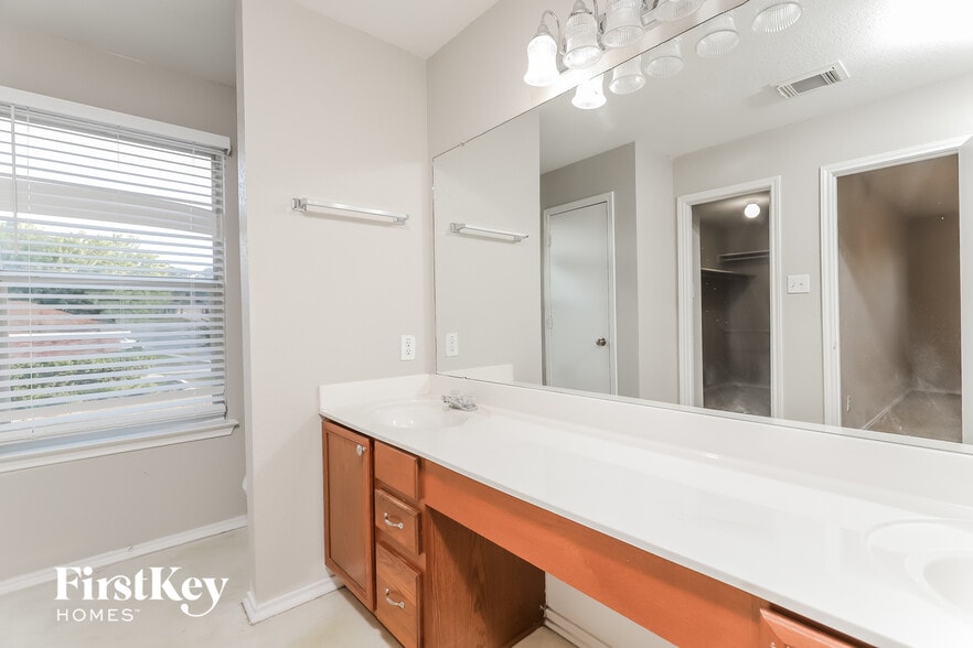 Building Photo - 11019 Forest Shower