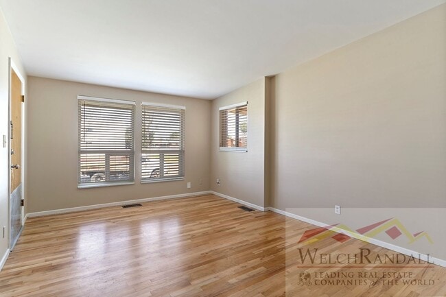 Building Photo - 2 Bed 1 Bath Roy Triplex