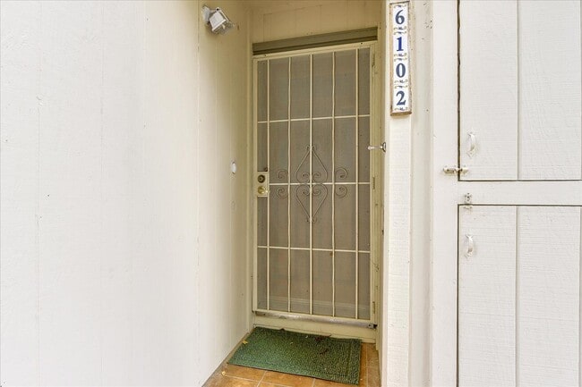 Building Photo - Fantastic 2-Bed, 2-Bath Townhouse with Pri...