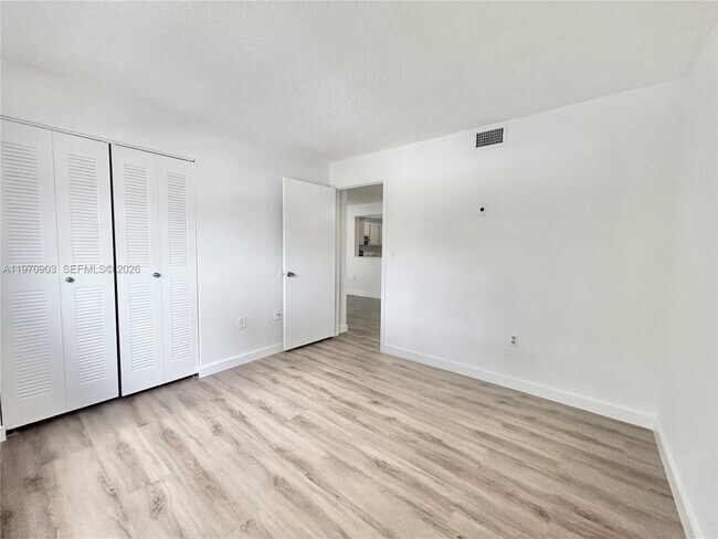 Building Photo - 400 Palm Cir W