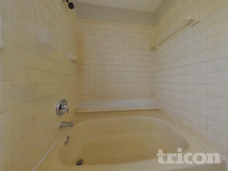 Building Photo - 872 Fairview Ave