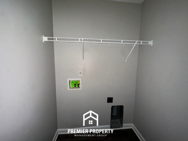 Building Photo - Modern Cordova Cove Living | 3BR/2BA with High Ceilings, Stone Fireplace & Garage