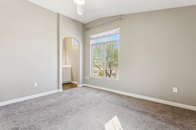 Building Photo - Gorgeous Condo