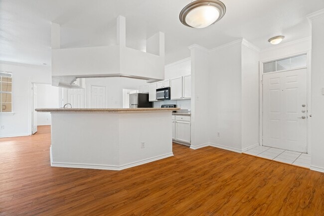 Building Photo - BEST 2 BEDROOM - PRIVATE YARD - PRIVATE GA...