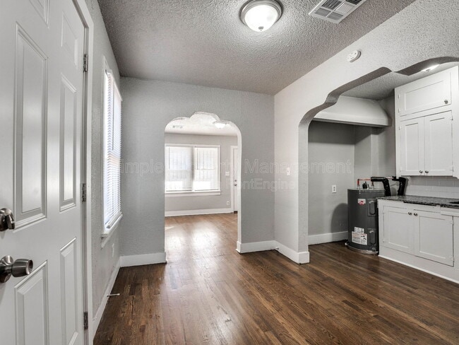 Building Photo - 1515 NE 13th St