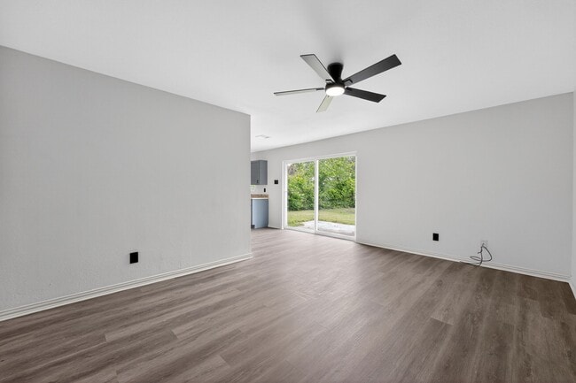 Building Photo - 302 Independence Dr