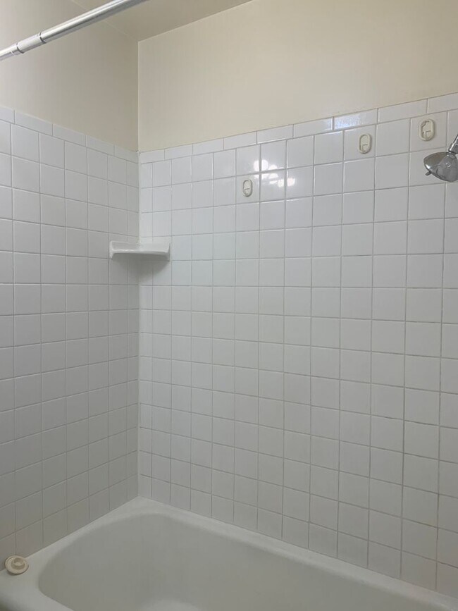 Building Photo - 533 Valencia Dr SE