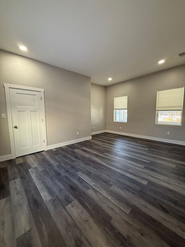 Building Photo - Newly Renovated 2 bedroom in Lincoln- Larimer