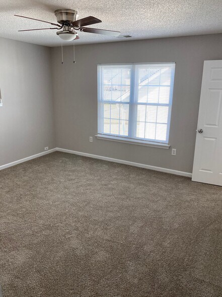 LARGE upstairs fourth bedroom or private bonus room with ceiling fan, full bath, and walk-in closet! - 1914 Conifer Cir