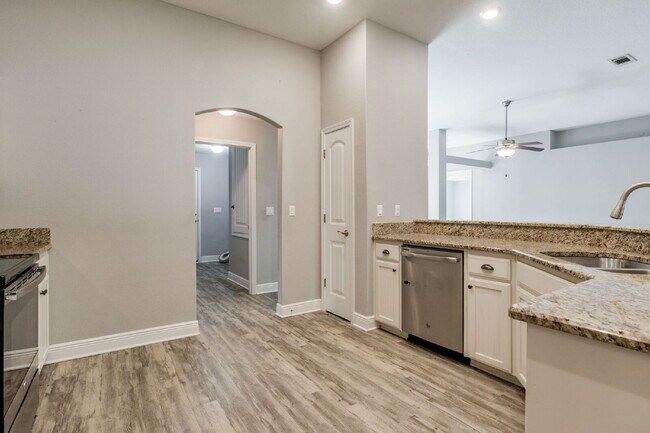 Building Photo - Spacious 4-Bedroom / 3 Bathroom + Office c...