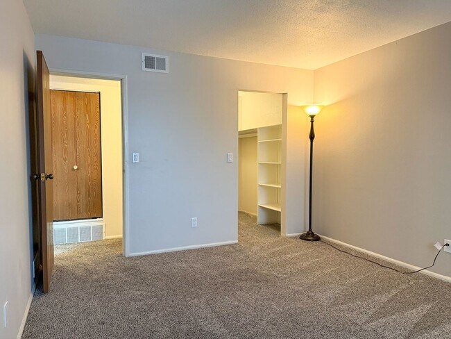 Building Photo - Move-in Incentive!