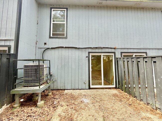 Building Photo - 2 bedroom, 1.5 bathroom townhome in Creeks Edge. Accepts Section 8.