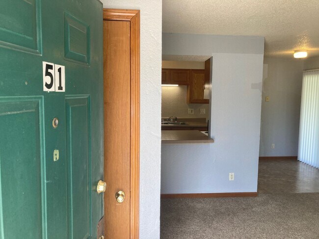Building Photo - 2 Bed 1 Bath Located behind Hy-Vee in Osag...