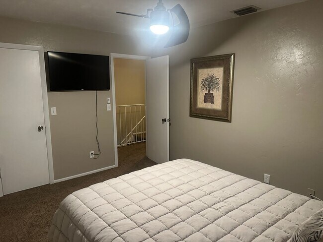 Building Photo - 2 Bedroom Condo with One Car Garage