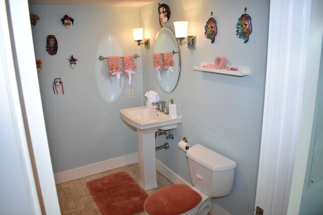 Building Photo - Waterfront Paradise - Fully Furnished Townhome - All Utilities Included