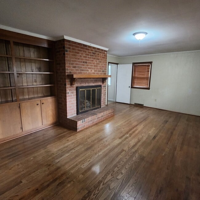 Building Photo - 703 Ikes Rd