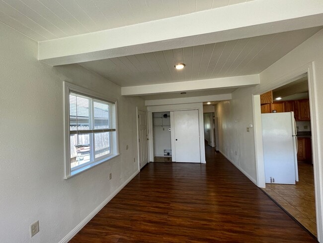 Building Photo - Beautiful and Spacious Pet-Friendly Home!