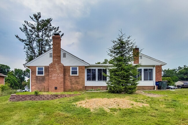 Building Photo - 5 Bed / 3 Bath / deep lot/ 2 driveways and...