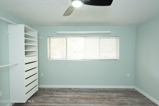 Building Photo - 347 S Lakeside Dr