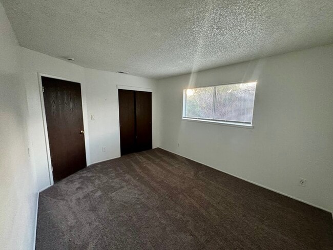 Building Photo - Charming & Cozy Duplex ? 2 Bedroom, 1 Bathroom for Rent!