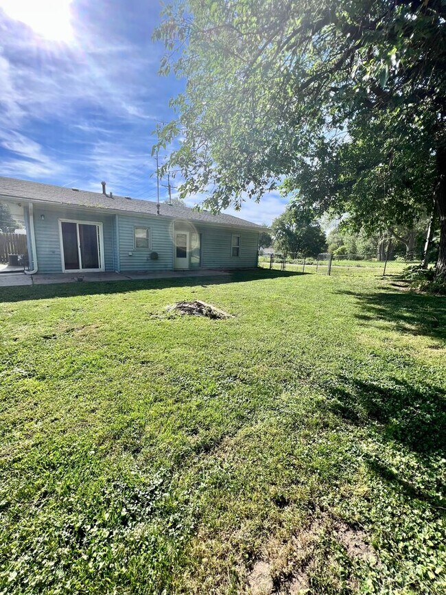 Building Photo - 3 bd, 1 bth South Omaha/Hanscom Park Home with Attaced 1 car garage! $1,425! MOVE IN SPECIAL READ...