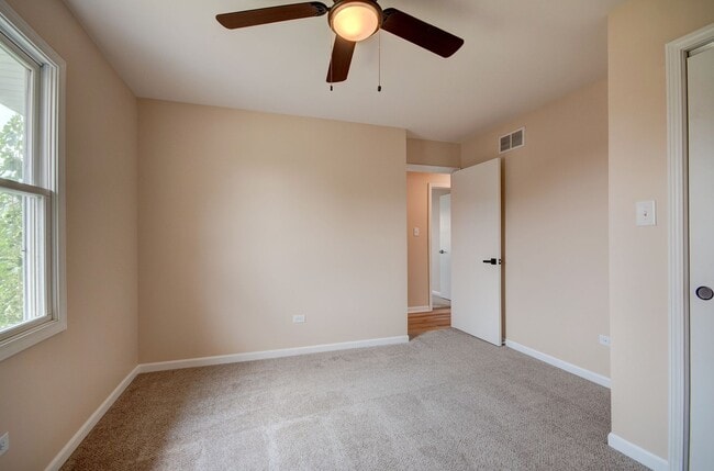 Building Photo - 3 bd 2 ba spacious home Joliet