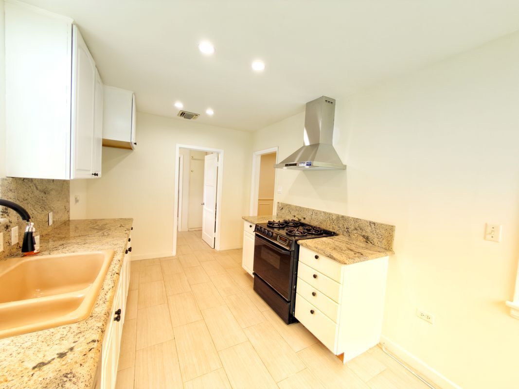 Building Photo - 1470 Del Mar Ave