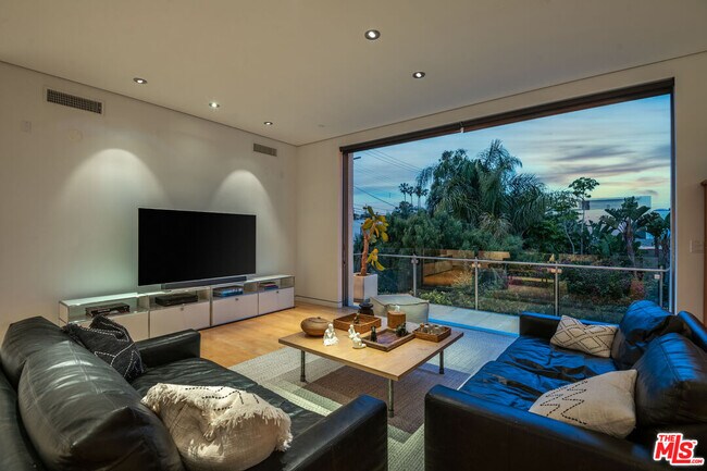 Building Photo - 716 Brooks Ave