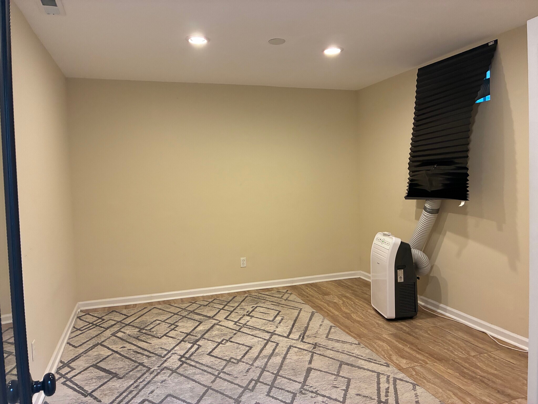 LOWER LEVEL BEDROOM - 5112 Hollywood Rd