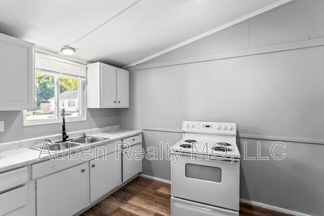 Building Photo - 1300 S Appleton Ave