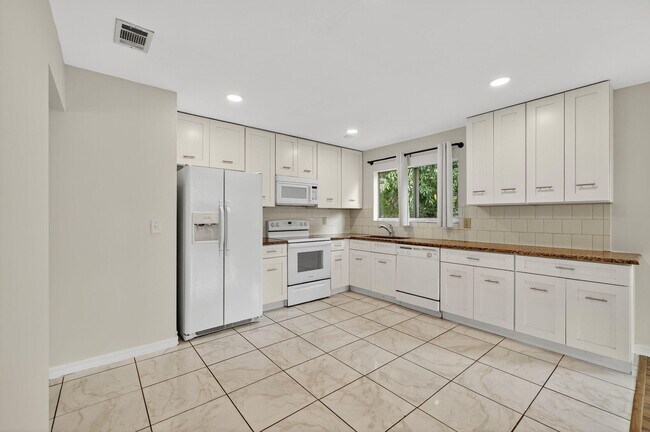 Building Photo - 2252 SE Aneci St