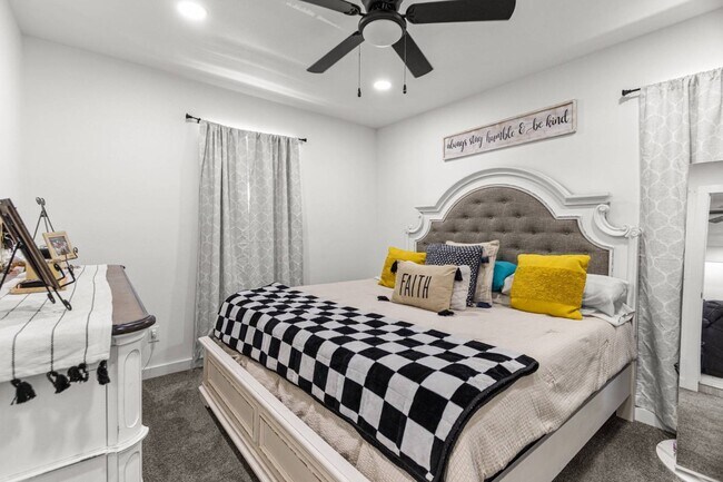Building Photo - 4 bed 3 bath