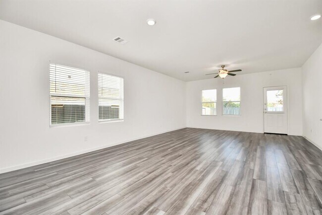 Building Photo - 7807 Royalwood Dr